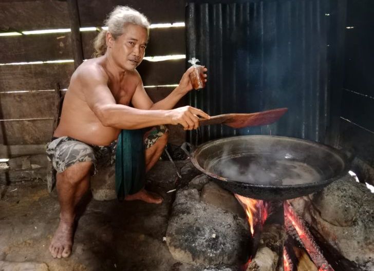 Kisah Pak Ongga, Pembuat Gula Aren dari Desa Sekabuk