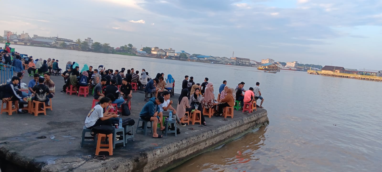 Pemandangan Waterfront City Pontianak di Sore hari