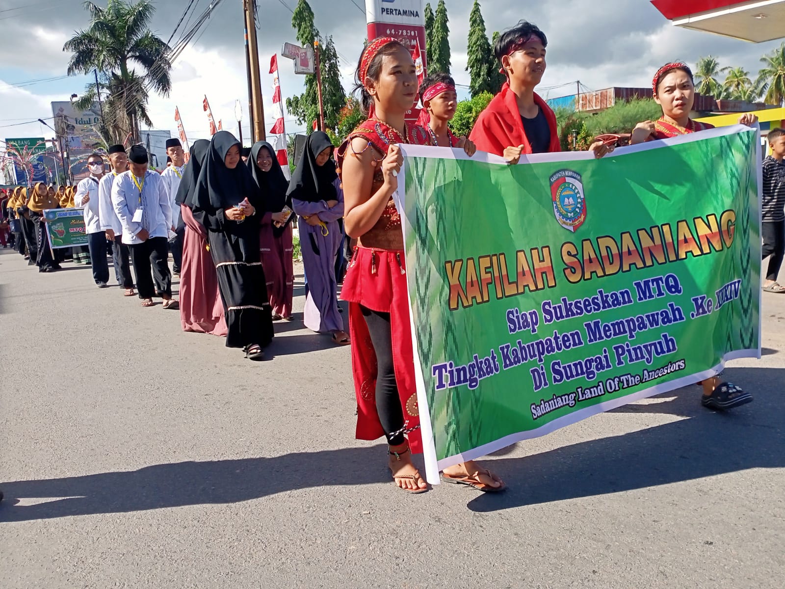 Kafilah Kecamatan Sadaniang turut Meriahkan Pawai Ta’aruf MTQ XXXIV Mempawah