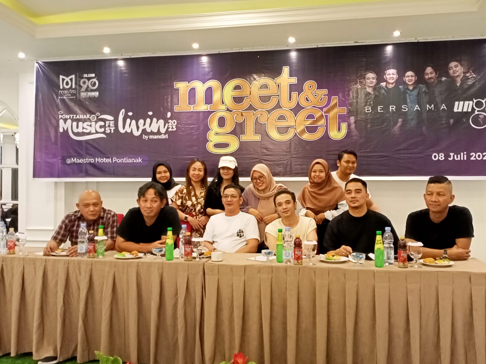 Antusias para Cliquer hadiri Meet and Greet Ungu Band di Maestro Hotel Pontianak