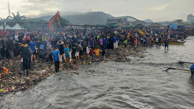 300 Ton Sampah Berhasil diangkut dari Pantai Sukaraja Bandar Lampung