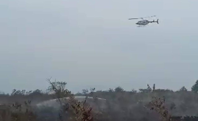 BPBD Mempawah Kerahkan Helikopter Water Bombing untuk Padamkan Api yang Mendekati Bangunan SD