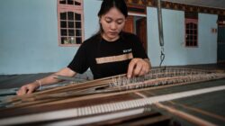 Memintal Cerita, Menenun Mimpi: Sepenggal Kisah Perempuan Muda dari Menua Sadap