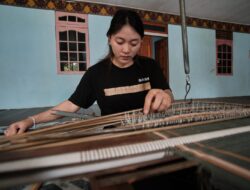 Memintal Cerita, Menenun Mimpi: Sepenggal Kisah Perempuan Muda dari Menua Sadap