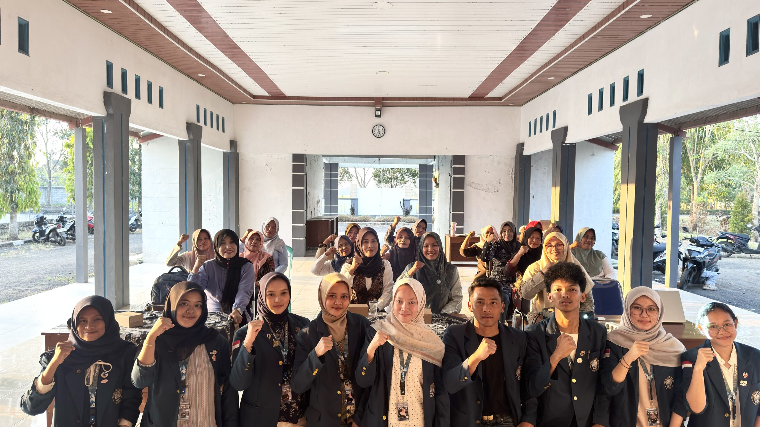 Edukasi Kebersihan Lingkungan, Mahasiswa KKN UNDIP Ajak Ibu-Ibu PKK Desa Krandon Kelola Sampah dari Rumah